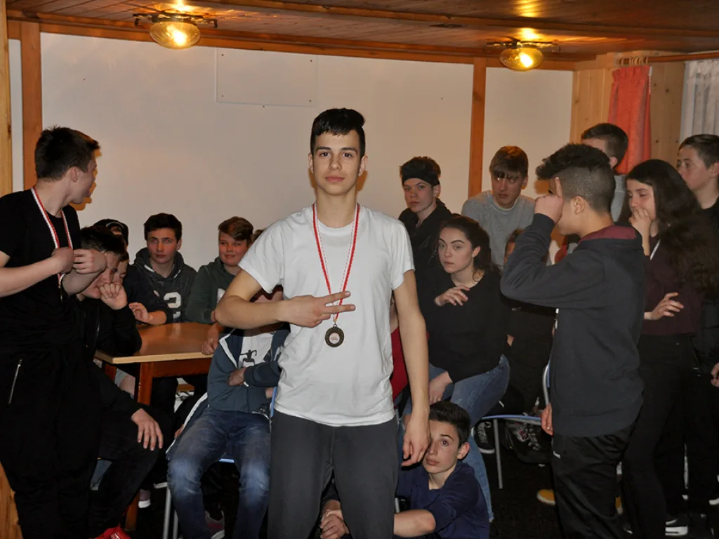 Siegerehrung: Ein Jugendlicher zeigt seine Medaille.